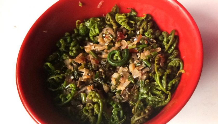 Paprotki niuro z masłem czosnkowym